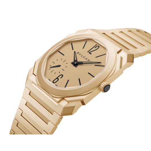 Montre Octo Finissimo Automatique avec mouvement mécanique de manufacture extra-plat (2,23 mm d'épaisseur), remontage automatique avec micro-rotor en platine, boîtier et bracelet en or jaune 18 K sablé, cadran en or jaune, aiguilles et index noirs. Étanche jusqu’à 100 mètres 104190 image 2