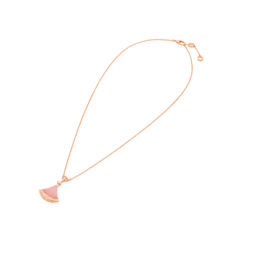 Unendo alla delicata eleganza dell’opale rosa lo splendore dei diamanti, la collana DIVAS' DREAM celebra la sofisticata bellezza delle dive contemporanee. 354340 image 2