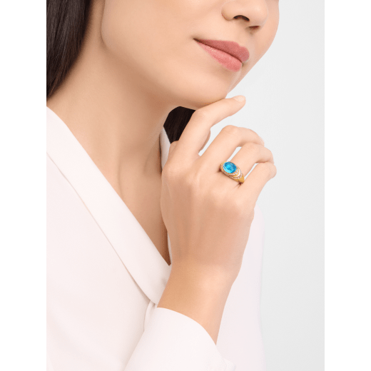 Bvlgari Cabochon 18 kt yellow gold ring set with a cabochon-cut blue topaz and demi-pavé diamonds AN860455 image 2