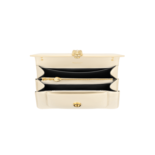 Borsa a tracolla media Serpenti Forever Maxi Chain in vitello Metropolitan grigio nuvola opale con fodera in nappa beige lino agata. Accattivante chiusura magnetica Serpenti in ottone placcato oro con squame in agata grigia e occhi in smalto rosso. 1138-MCNc image 4