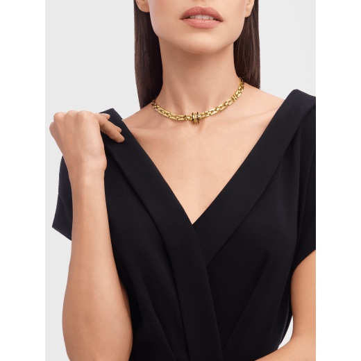 Collana B.zero1 Rock Chain in oro giallo 18 kt con pendente tondo con borchie e inserti in ceramica nera, da indossare anche separatamente insieme alla catena supplementare. CL860520 image 1
