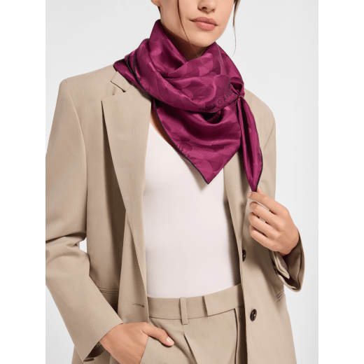 Foulard Diva Glare en soie fine blanc agate doté d’un pendentif en métal BVLGARI BVLGARI. Confectionnée à 100 % de soie. DIVAGLARE-SQ image 1