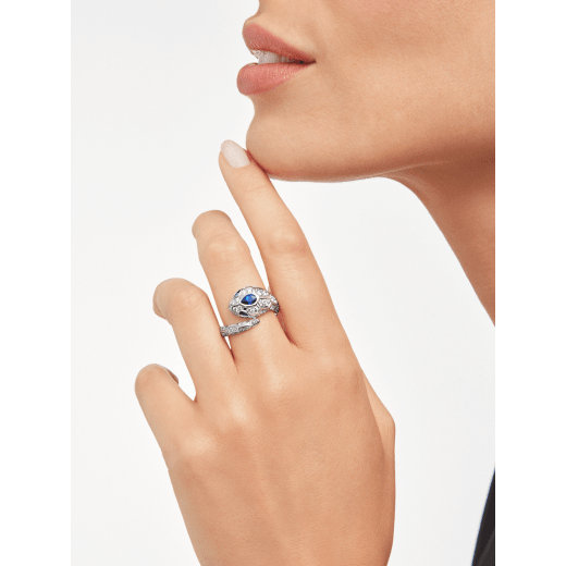 Serpenti 18 kt white gold ring set with a blue sapphire on the head, emerald eyes and pavé diamonds AN858337 image 3