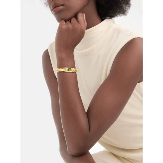 Bvlgari Tubogas 手環，採用 18K 黃金，鑲飾祖母綠型切割碧璽、珍珠母貝元素與密鑲鑽石。 BR860879 image 1