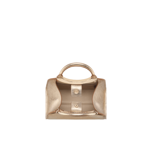 Bvlgari Roma Mini-Henkeltasche aus Metropolitan-Kalbsleder in Flash Diamond White mit Futter aus Nappaleder in Milky Opal. Ikonisches Metalldetail aus palladiumbeschichtetem Messing mit graviertem Bvlgari Logo und magnetischem Druckknopfverschluss. BVR-001-1310XS-CALF image 3