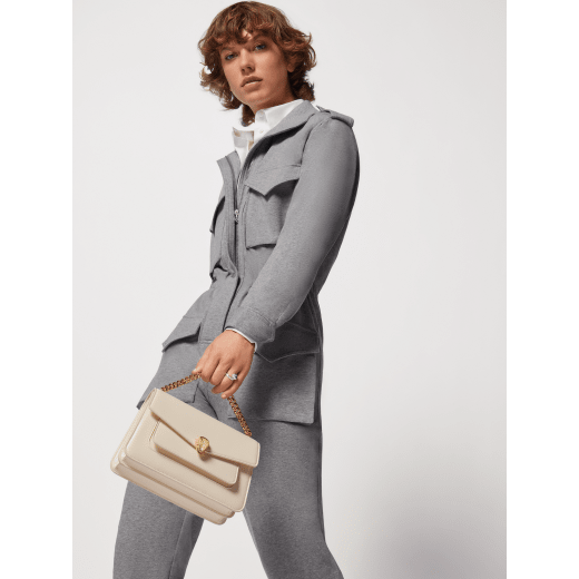 Borsa a tracolla media Serpenti Forever Maxi Chain in vitello Metropolitan grigio nuvola opale con fodera in nappa beige lino agata. Accattivante chiusura magnetica Serpenti in ottone placcato oro con squame in agata grigia e occhi in smalto rosso. 1138-MCNc image 3