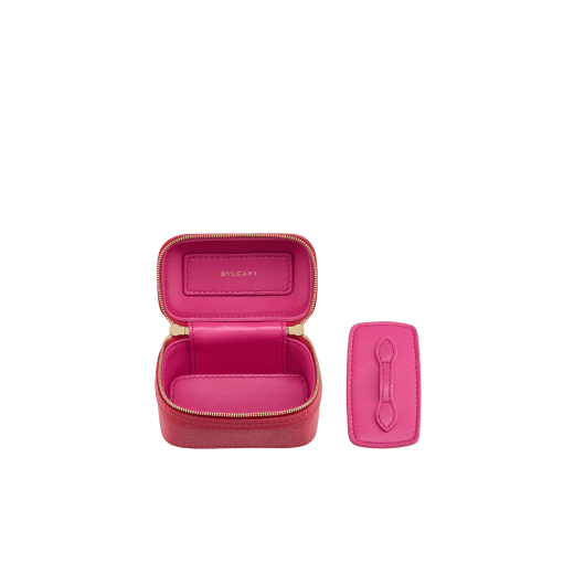Serpenti Forever mini jewellery box bag in grained, amaranth garnet red Urban calf leather. Captivating snakehead zip pulls and light gold-plated brass chain embellishment. SEA-NANOJWLRYBOX image 5