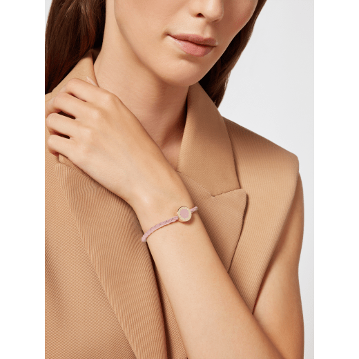 BULGARI BULGARI bracelet in primrose quartz pink calf leather with light gold-plated brass clasp closure. Iconic décor in light gold-plated brass embellished with primrose quartz pink enamel. BB-LOGO-WCL-PQ image 2