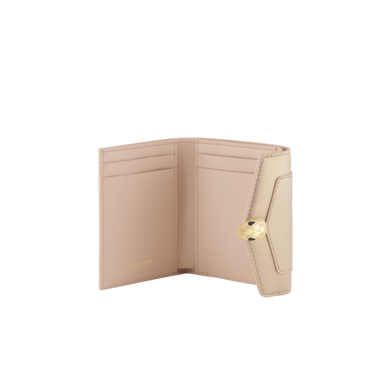 Portefeuille compact Serpenti Forever en cuir d’agneau Space couleur or rose avec intérieur en cuir nappa couleur rose cristal. Captivant fermoir à bouton-pression Serpenti en laiton doré rehaussé d’écailles en émail couleur or rose et laiton doré et d’yeux en émail noir. 295585 image 2