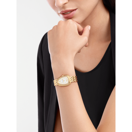 SERPENTI SEDUTTORI Lady Watch. 33 mm 18kt yellow gold case and bracelet. 18 kt yellow gold bezel set with diamonds. 18 kt yellow gold crown set with 1 cab cut pink rubellite. White silver opaline dial. Bracelet with folding clasp. Quartz movement, hours , minutes functions. Water-resistant up to 30 metres. 103147 image 1