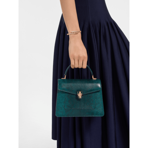 Serpenti Forever medium top handle bag in forest emerald shiny karung with black nappa leather lining. Captivating snakehead magnetic closure in gold-plated brass embellished with forest emerald enamel and gold-plated brass scales, and black onyx eyes. 295626 image 1