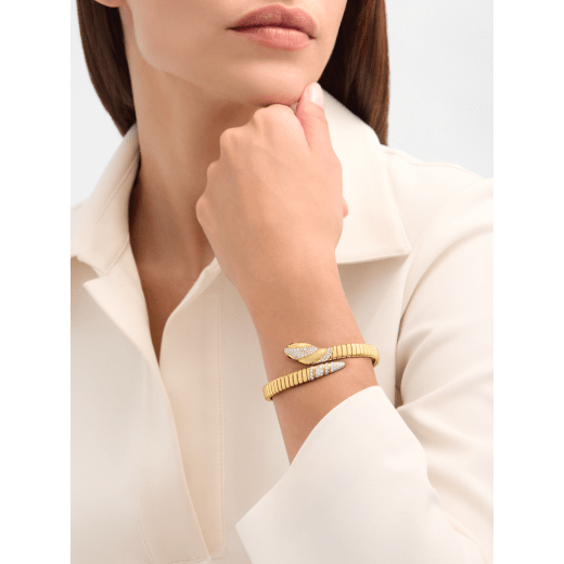 Serpenti 單圈手環，採用 18K 黃金，飾以半密鑲鑽石，蛇眼飾以黑色縞瑪瑙。 BR860810 image 1