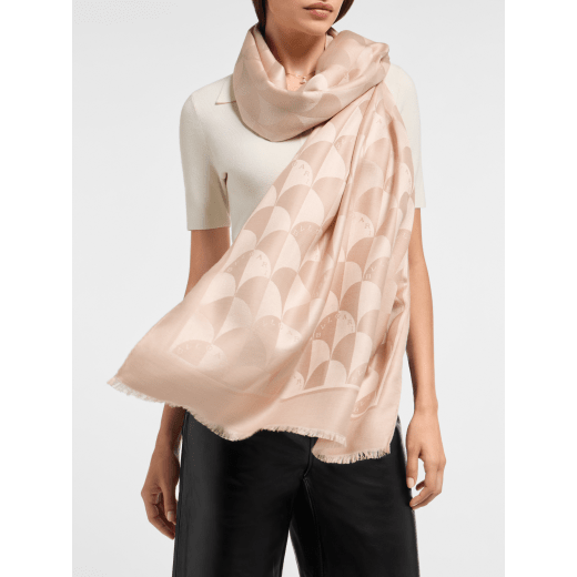 Étole Maxi Calla en laine et soie fine blanche. Confectionnée à 60 % de soie et 40 % de laine. MAXICALLA-ST image 1