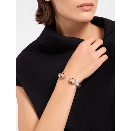 Serpenti Forever 手鐲，採用淡金色黃銅材質，鑲飾銀色 Molten 水蛇皮。迷人的對向蛇頭元素飾以霧灰色琺瑯、淡金色黃銅蛇鱗與黑色琺瑯蛇眼。 BRACLT-SP-CONTR-ExLG image 1