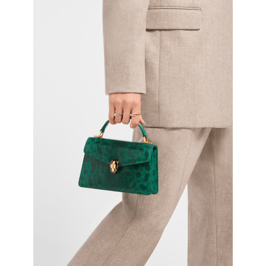 Serpenti Forever Mini-Henkeltasche aus glänzendem Smeraldo Prezioso-Karungleder mit Futter aus Smeraldo Prezioso-Nappaleder. Faszinierender Schlangenkopf-Magnetverschluss aus vergoldetem Messing mit Schuppen aus schwarzer Emaille und vergoldetem Messing sowie Augen aus schwarzem Onyx. 294980 image 1