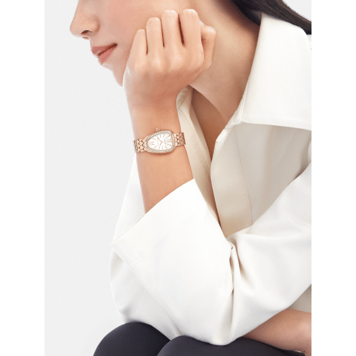 Serpenti Seduttori 自動腕錶，18K 玫瑰金材質，錶圈鑲飾鑽石，白色蛋白石錶盤。防水深度 30 公尺。 103899 image 2