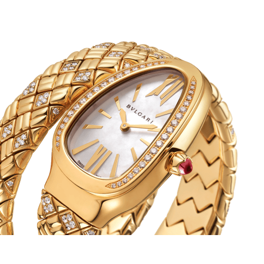 Serpenti Spiga single-spiral watch in 18 kt yellow gold with diamond-set bezel and bracelet, and white mother-of-pearl dial. Water resistant up to 30 meters SERPENTI-SPIGA-SPP35LAPPGD1-1TT image 2