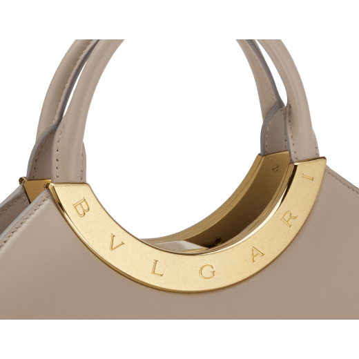 Сумка с верхней ручкой Bvlgari Roma среднего размера, кожа теленка Metropolitan серого цвета оттенка туманного опала, подкладка из кожи наппа такого же цвета. Знаменитая деталь из латуни с покрытием из золота в античном стиле с логотипом Bvlgari и застежка на кнопку. BVR-1269-CL image 5