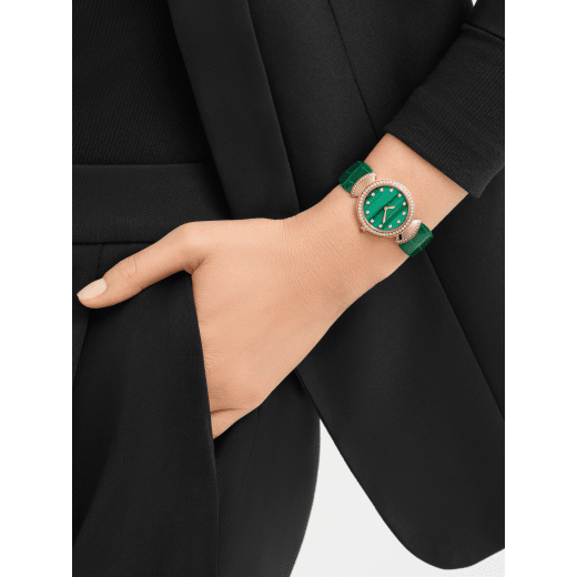 DIVAS' DREAM watch with 18 kt rose gold case, 18 kt rose gold bezel and fan-shaped links both set with brilliant-cut diamonds, malachite dial, diamond indexes and green alligator strap 103119 image 2