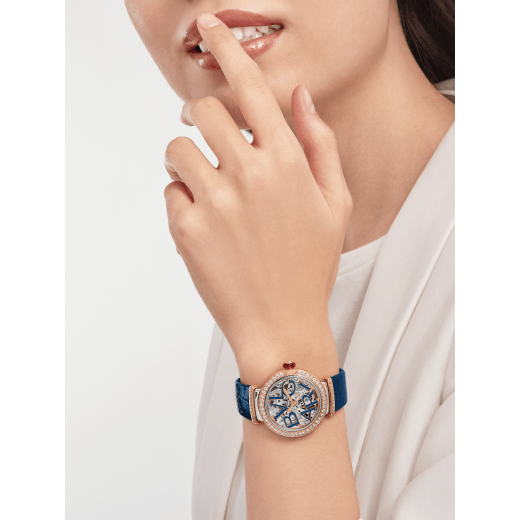 LVCEA Skeleton 腕錶，搭載機械機芯，自動上鍊，鏤空設計，拋光精鋼錶殼，18K 玫瑰金錶圈和連結扣鑲飾鑽石，藍色漆面鏤空 BVLGARI 標誌錶盤，藍色鱷魚皮錶帶。防水深度 30 公尺。 103304 image 1