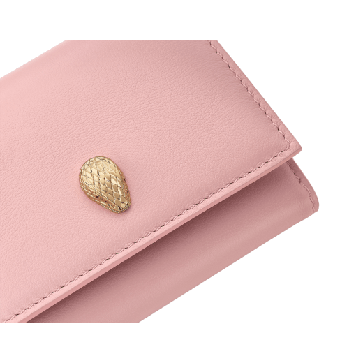 Serpenti Forever crossbody card holder in primrose quartz pink Metropolitan calf leather with flamingo quartz pink, primrose quartz pink and ivory opal nappa leather side details, and black moiré lining. Captivating magnetic snakehead closure in light gold-plated brass embellished with red enamel eyes. 292837 image 4
