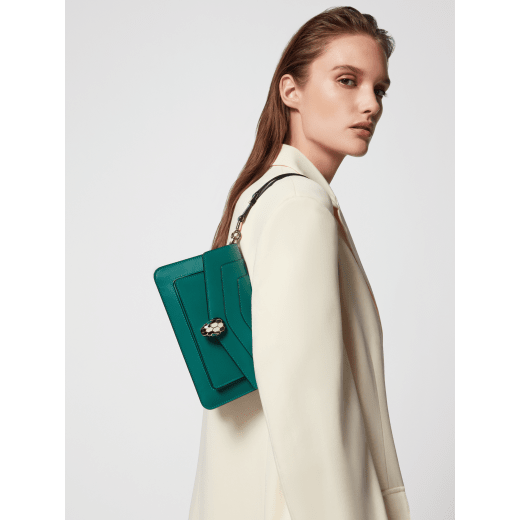 Serpenti Forever East-West small shoulder bag in black calf leather with emerald green grosgrain lining. Captivating snakehead magnetic closure in light gold-plated brass embellished with black and white agate enamel scales, and green malachite eyes. 1237-CL image 6