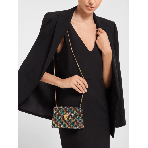 Mini borsa a tracolla Serpenti Forever con motivo Calla realizzato con cristalli oro e argento applicati su pelle scamosciata beige travertino e fodera in nappa agata beige. Accattivante chiusura magnetica Serpenti in ottone placcato oro chiaro con squame diamantate e occhi in onice nera. SEA-002-0986XS-CALLA image 1