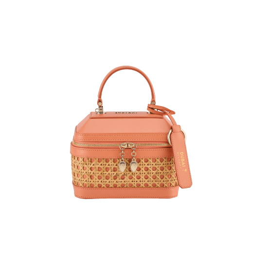 Serpenti Forever small jewellery box bag in natural Vienna straw with coral carnelian orange calf leather details and customisable tag with hot stamped "Dubai" inscription on one side, and beetroot spinel fuchsia nappa leather lining. Captivating snakehead zip pullers and chain strap décor in light gold-plated brass. Special Resort Edition exclusive to Dubai. 292476 image 1
