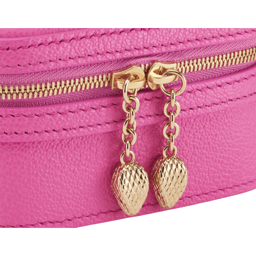 Serpenti Forever mini jewelry box bag in grained, amaranth garnet red Urban calf leather. Captivating snakehead zip pulls and light gold-plated brass chain embellishment. SEA-NANOJWLRYBOX image 4