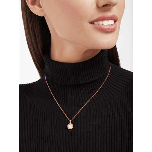 BVLGARI BVLGARI 18 kt rose gold circle pendant necklace with chain set with white mother-of-pearl insert, customizable with engraving on the back 358376 image 4