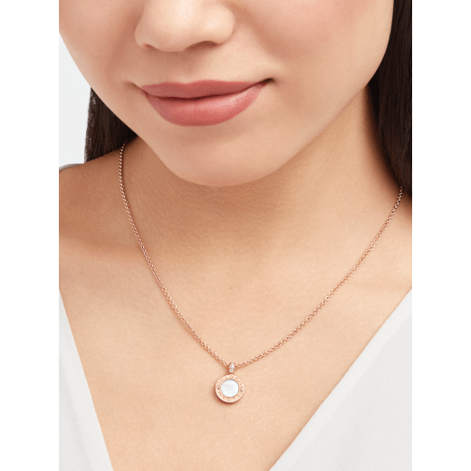 Bvlgari Bvlgari 18K 玫瑰金項鍊和項墜，碟形元素鑲飾紅玉髓、珍珠母貝和密鑲鑽石。 352883 image 1