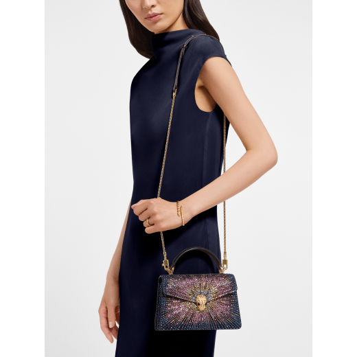 Serpenti Forever 迷你手提包，綴以多重漸層 Fireworks Crystals 花火水晶，內裡為黑色納帕軟面皮。迷人的金色黃銅蛇頭磁扣飾以鑽石切割蛇鱗紋路，蛇眼鑲飾黑色縞瑪瑙。 SEA-001-1283XS-fireworks image 1