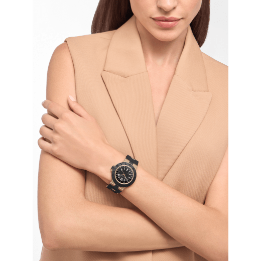 Orologio Bvlgari Bronzo GMT con movimento meccanico a carica automatica, funzione GMT 24 ore, cassa di 40 mm in bronzo sabbiato, lunetta e cinturino in caucciù nero e quadrante verniciato opaco nero. Impermeabile fino a 100 metri. 104241 image 1
