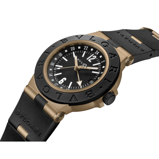 Orologio Bvlgari Bronzo GMT con movimento meccanico a carica automatica, funzione GMT 24 ore, cassa di 40 mm in bronzo sabbiato, lunetta e cinturino in caucciù nero e quadrante verniciato opaco nero. Impermeabile fino a 100 metri. 104241 image 2