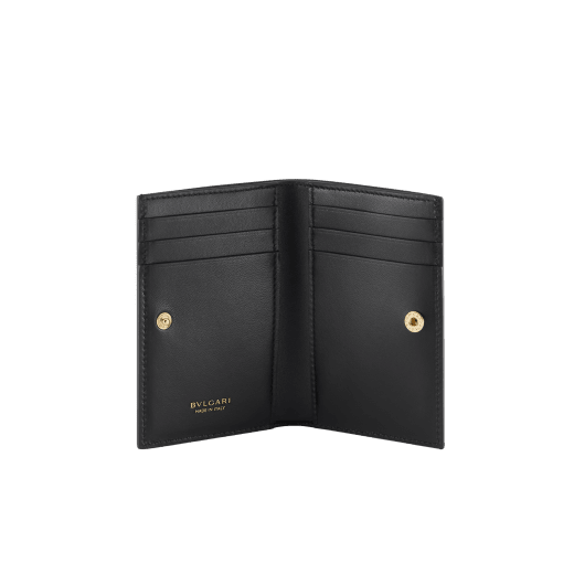 Serpenti Forever 折式卡片夾，採用午夜紫梅色水蛇皮，黑色納帕軟面皮內裡。迷人的鍍鈀黃銅蛇頭元素飾以午夜紫梅色琺瑯和鍍鈀黃銅蛇鱗，蛇眼飾以黑色琺瑯，按扣開合。 SEA-CC-HOLD-FOLD-KAR image 2