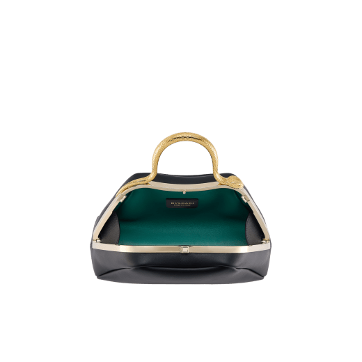 Sac à main Serpentine mini modèle en cuir de veau lisse noir avec doublure en cuir nappa vert émeraude. Poignée supérieure en forme de serpent en laiton doré, ornée d'écailles gravées et d'yeux en émail rouge. Fermoir à bouton-pression et détails en laiton doré. SRN-1291 image 4