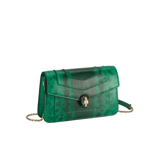 Serpenti Forever chain wallet in vivid emerald shiny karung with black nappa leather interior. Captivating snakehead magnetic closure in light gold-plated brass, embellished with black enamel and light gold-plated brass scales, and malachite eyes. SEA-CHAINPOCHETTEexotic image 1