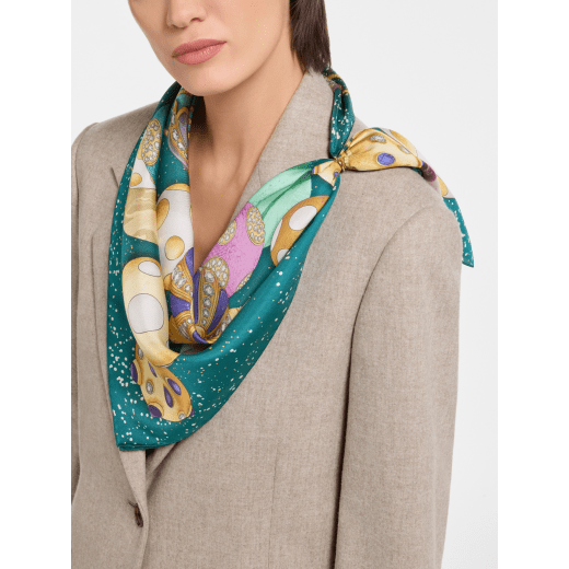 Foulard Galaxy en sergé de soie fine vert sarcelle doté d’un pendentif en métal BVLGARI BVLGARI. Modèle confectionné en 100&nbsp;% soie. 246598 image 1