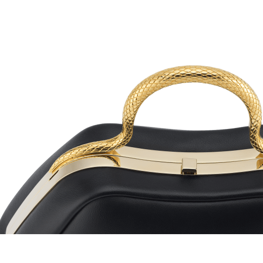 Sac à main Serpentine mini modèle en cuir de veau lisse noir avec doublure en cuir nappa vert émeraude. Poignée supérieure en forme de serpent en laiton doré, ornée d'écailles gravées et d'yeux en émail rouge. Fermoir à bouton-pression et détails en laiton doré. SRN-1291 image 6