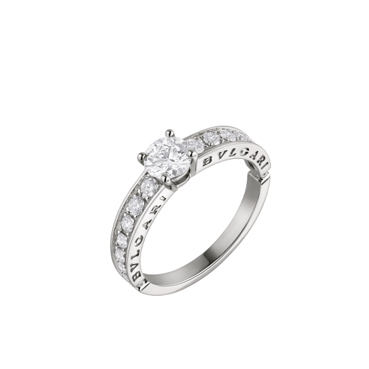 Anello solitario 1503 - Dedicata a Venezia in platino con diamante tondo taglio brillante, pavé di diamanti e logo inciso. Il gioiello prende il nome dall’anno in cui a Venezia fu scambiato il primo anello di fidanzamento. 343992 image 2