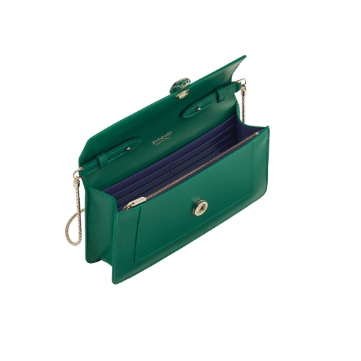 Serpenti Forever chain pochette in Perla White calf leather with crystal rose nappa leather lining. Captivating snakehead magnetic closure in gold-plated brass embellished with Perla White enamel and gold-plated scales, and black onyx eyes. SEA-CHPOCHETTER image 2