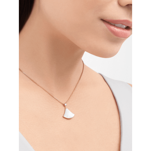 DIVAS' DREAM necklace in 18 kt rose gold with mother-of-pearl pendant and one diamond 350062 image 1