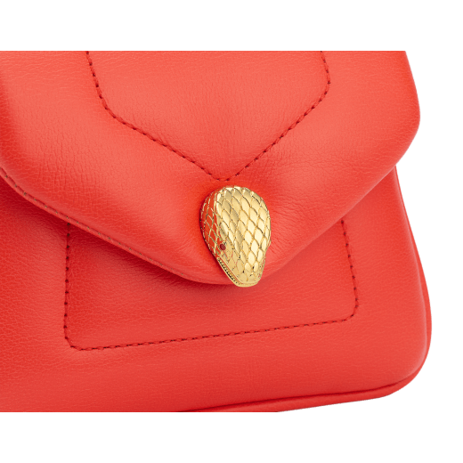 Сумка микроформата с верхней ручкой Serpenti Reverse, кожа теленка цвета фуксии оттенка турмалина с узором Metropolitan, подкладка из кожи наппа цвета королевского рубина. Магнитная застежка в виде змеиной головы из латуни с золотым покрытием, глаза из красной эмали. SRV-NANOREVERSE-MCL image 4