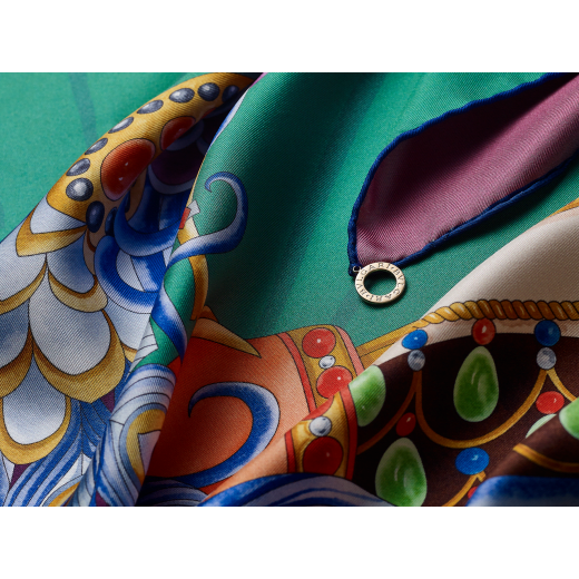 شال "هيريتاج بيكوك" من الحرير الفاخر المطبوع باللون الأخضر الزمردي مع قلادة "بولغري بولغري" معدنية. HERITAGEPEACOCK image 3