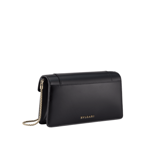 Pochette con catena Serpenti Forever in vitello bianco perla con fodera in nappa rosa cristallo. Accattivante chiusura magnetica Serpenti in ottone placcato oro con squame in smalto bianco perla e ottone placcato oro e occhi in onice nera. SEA-CHPOCHETTER image 4