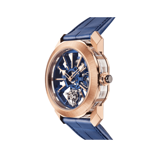 Часы Octo Tourbillon Sapphire, мануфактурный скелетонированный механизм с ручным заводом, парящий турбийон, корпус из розового золота 18 карат, диаметр 44 мм, средняя часть корпуса из сапфирового стекла, калибр синего цвета с часовыми метками из розового золота 18 карат на мостах, синий ремешок из кожи аллигатора. Водонепроницаемость до 50 метров. 103699 image 6