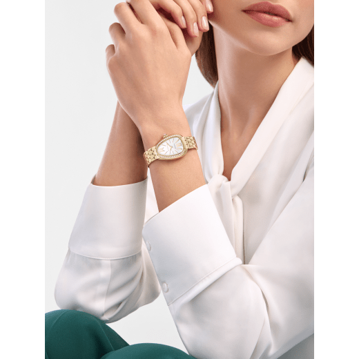 Serpenti Seduttori watch in 18 kt yellow gold with mechanical manufacture movement with automatic winding, diamond-set bezel and white opaline dial. Water-resistant up to 30 metres 103898 image 1