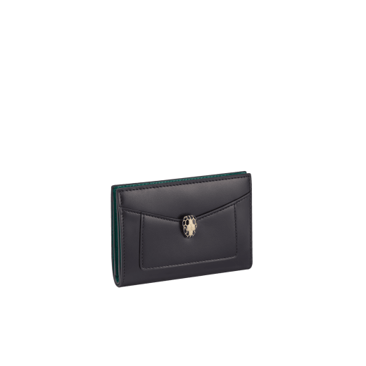 Porta carte a libro Serpenti Forever in vitello Striated oro chiaro con interno in nappa agata beige. Accattivante motivo Serpenti in ottone placcato oro chiaro con squame in smalto champagne e ottone placcato oro chiaro e occhi in smalto nero. Chiusura con bottone a pressione. SEA-CC-HOLD-FOLD-R image 1