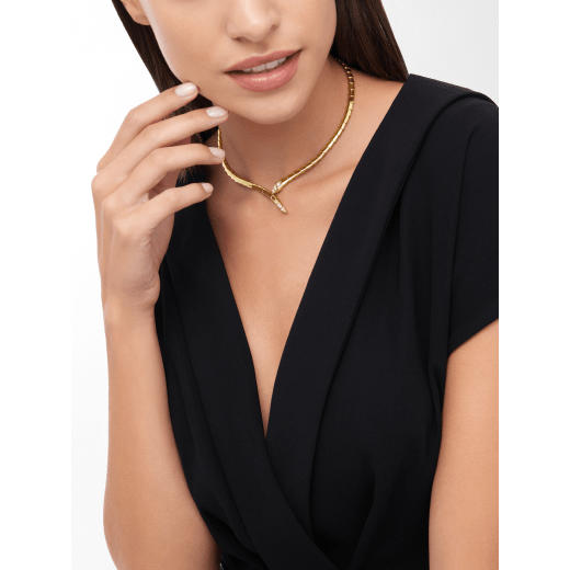 Serpenti Viper 18 kt yellow gold necklace set with pavé diamonds on the head and tail CL860212 image 2