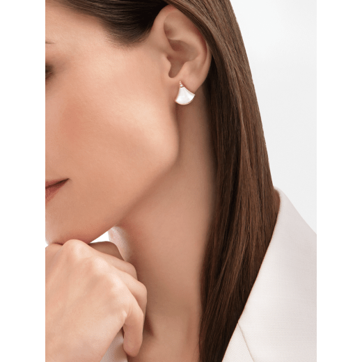 Divas' Dream earrings in 18 kt rose gold, set with mother-of-pearl and pavé diamonds. 352600 image 2